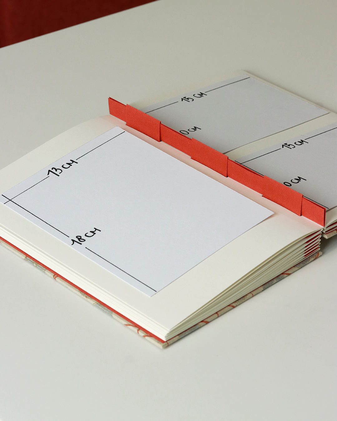 Album medio fotografia o guestbook | formato verticale con pagine crema sfilabili | copertina in carta di lokta con fiori argento e arancione