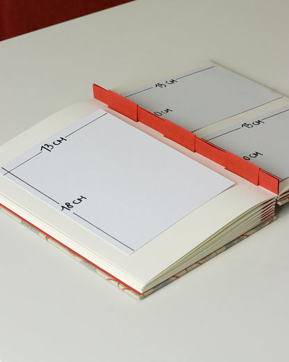 Album medio fotografia o guestbook | formato verticale con pagine crema sfilabili | copertina in carta di lokta con fiori argento e arancione