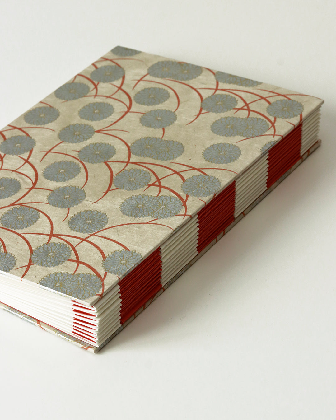 Album medio fotografia o guestbook | formato verticale con pagine crema sfilabili | copertina in carta di lokta con fiori argento e arancione