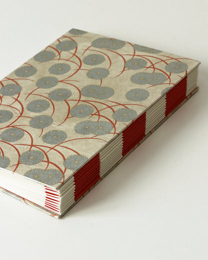 Album medio fotografia o guestbook | formato verticale con pagine crema sfilabili | copertina in carta di lokta con fiori argento e arancione