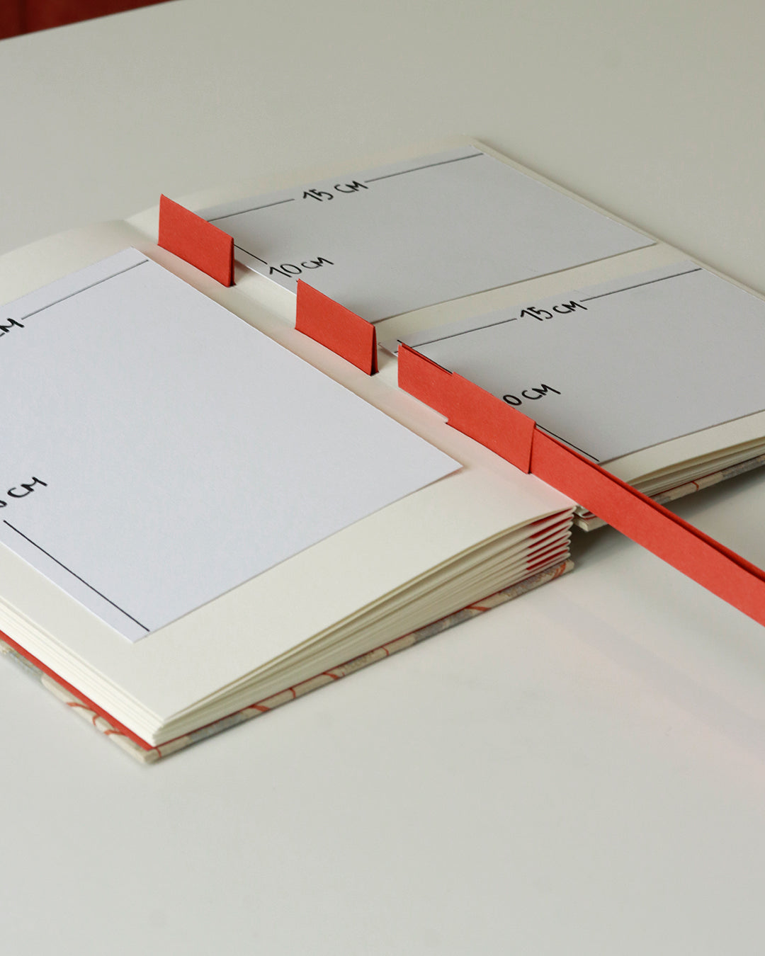 Album medio fotografia o guestbook | formato verticale con pagine crema sfilabili | copertina in carta di lokta con fiori argento e arancione