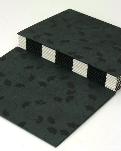 Album medio fotografia o guestbook | formato verticale con pagine crema sfilabili | copertina in carta di lokta con foglie ginkgo nero