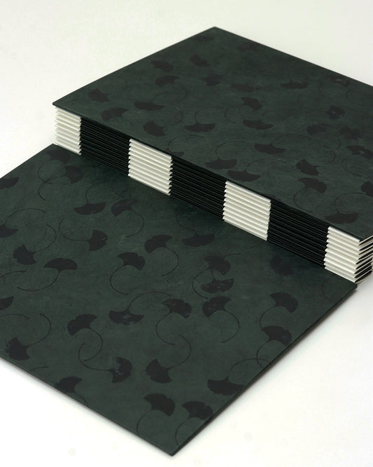 Album medio fotografia o guestbook | formato verticale con pagine crema sfilabili | copertina in carta di lokta con foglie ginkgo nero