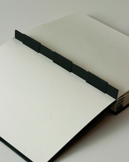 Album medio fotografia o guestbook | formato verticale con pagine crema sfilabili | copertina in carta di lokta con foglie ginkgo nero