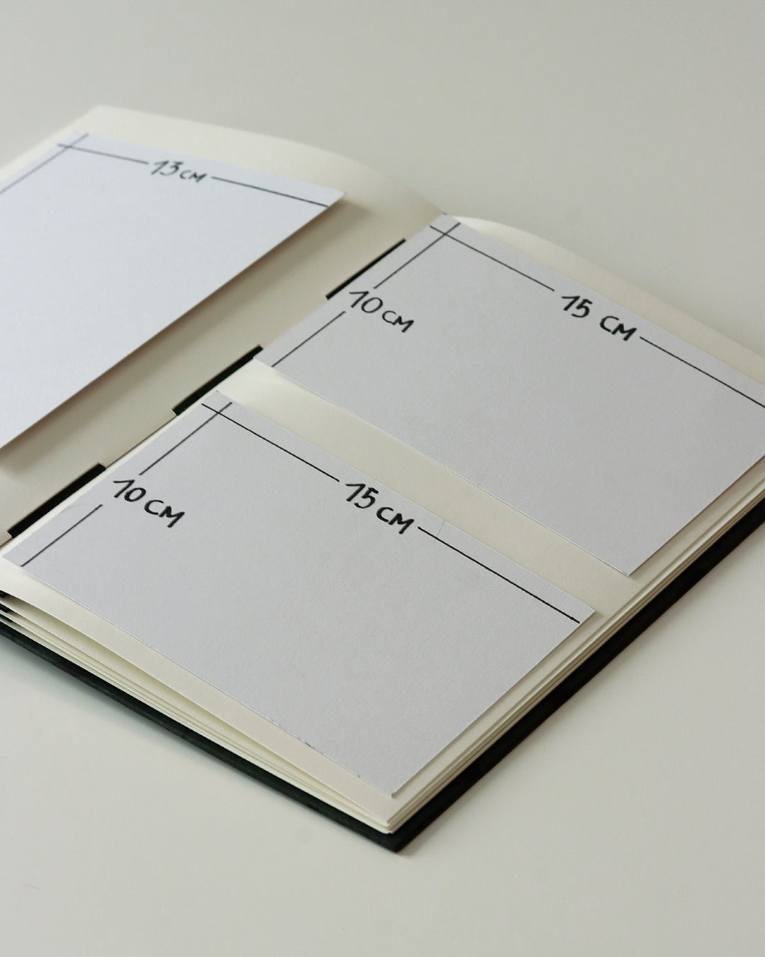 Album medio fotografia o guestbook | formato verticale con pagine crema sfilabili | copertina in carta di lokta con foglie ginkgo nero