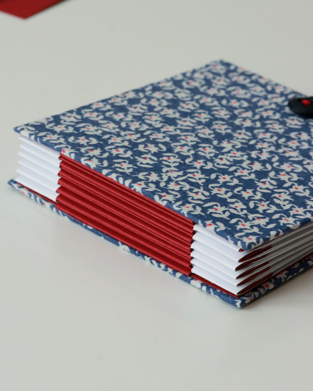 Album piccolo per foto Instax e Polaroid | formato quadrato con pagine sfilabili a due ante | copertina rigida in tessuto blu con fiorellini bianco e rosso