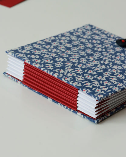Album piccolo per foto Instax e Polaroid | formato quadrato con pagine sfilabili a due ante | copertina rigida in tessuto blu con fiorellini bianco e rosso
