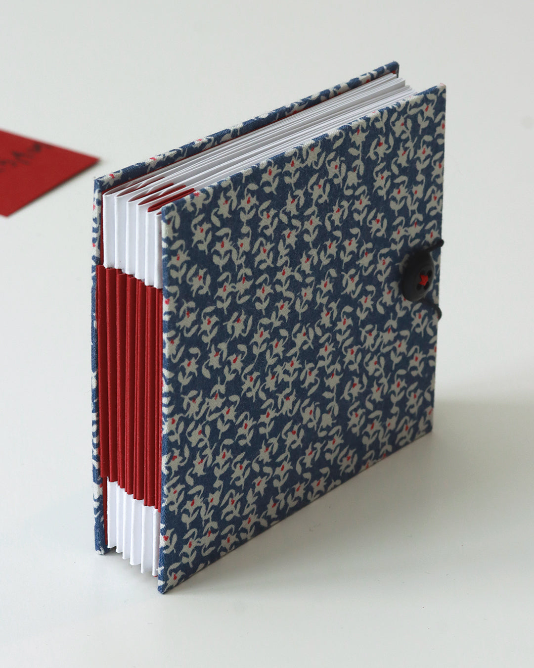 Album piccolo per foto Instax e Polaroid | formato quadrato con pagine sfilabili a due ante | copertina rigida in tessuto blu con fiorellini bianco e rosso
