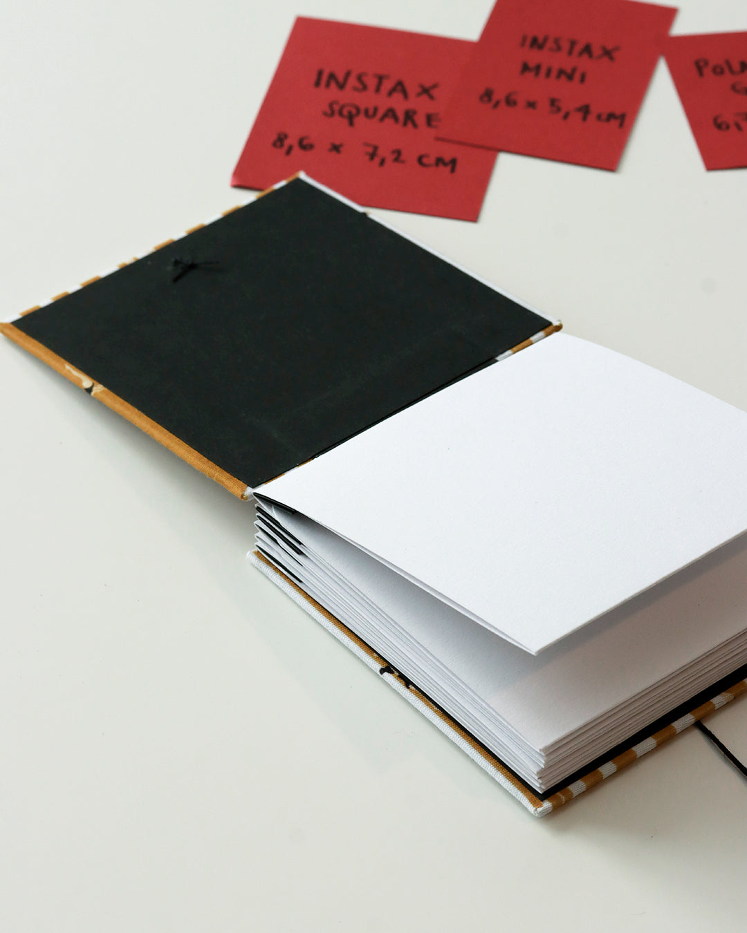 Album piccolo per foto Instax e Polaroid | formato quadrato con pagine sfilabili a due ante | copertina rigida in tessuto lilla con fiorellini