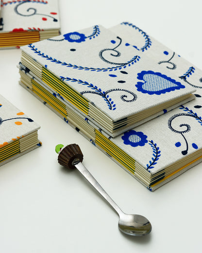 Ricettario formato A6, carta agrumi, cuore di Viana blu