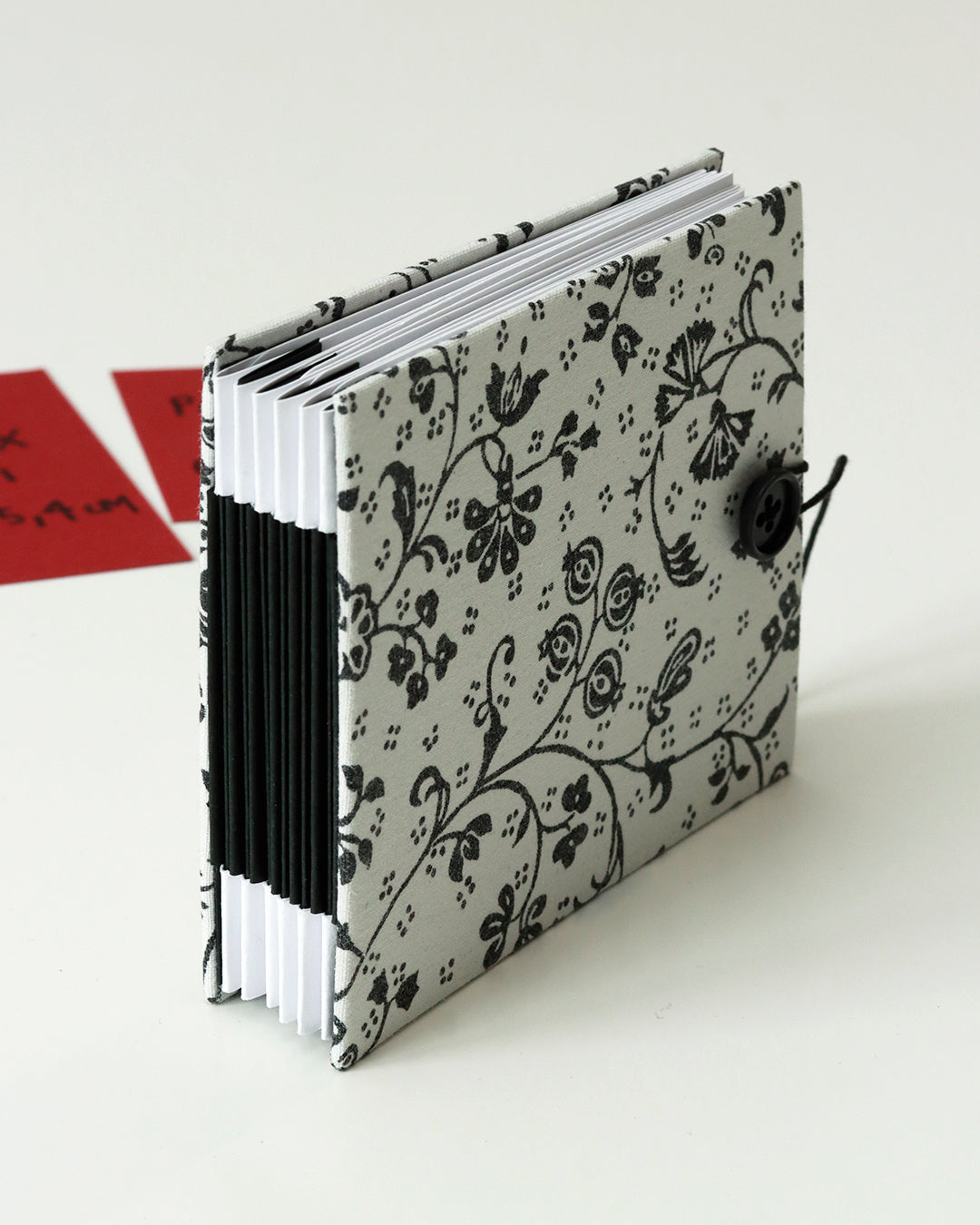 Album piccolo per foto Instax e Polaroid | formato quadrato con pagine sfilabili a due ante | copertina rigida in tessuto fiori bianco e nero