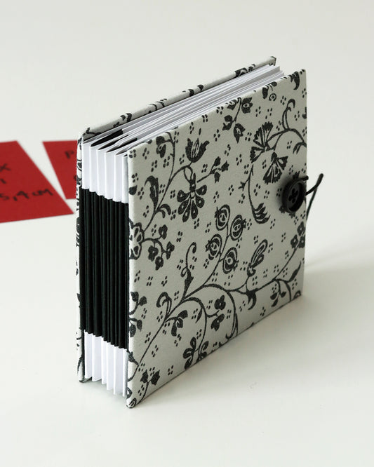 Album piccolo per foto Instax e Polaroid | formato quadrato con pagine sfilabili a due ante | copertina rigida in tessuto fiori bianco e nero