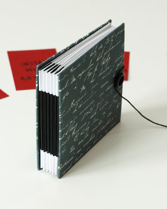 Album piccolo per foto Instax e Polaroid | formato quadrato con pagine sfilabili a due ante | copertina rigida in tessuto grigio con scrittura calligrafica