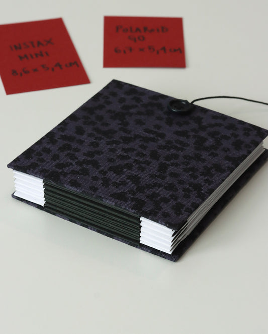 Album piccolo per foto Instax e Polaroid | formato quadrato con pagine sfilabili a due ante | copertina rigida in tessuto jeans con fiorellini neri