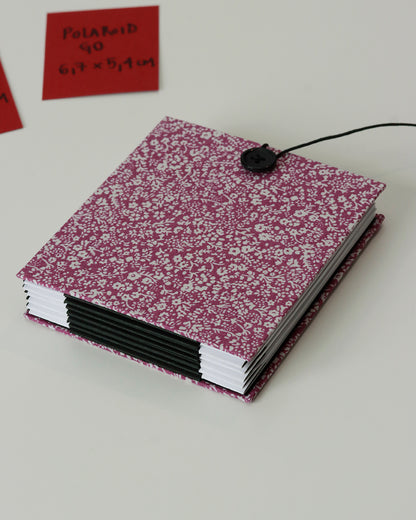 Album piccolo per foto Instax e Polaroid | formato quadrato con pagine sfilabili a due ante | copertina rigida in tessuto lilla con fiorellini