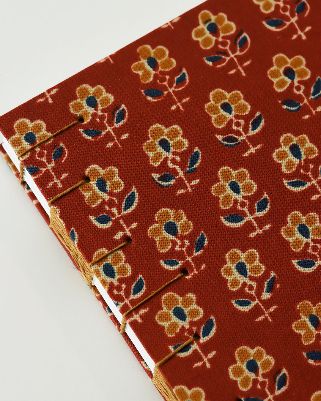 Quaderno guestbook orizzontale con alga carta e tessuto indiano bordeaux block print fiori ocra e blu