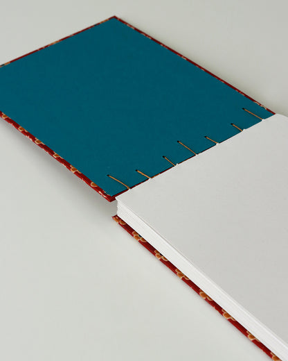 Quaderno guestbook orizzontale con alga carta e tessuto indiano bordeaux block print fiori ocra e blu