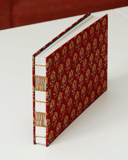 Quaderno guestbook orizzontale con alga carta e tessuto indiano bordeaux block print fiori ocra e blu