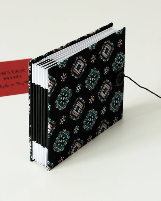 Album piccolo per foto Instax e Polaroid | formato quadrato con pagine sfilabili a due ante | copertina rigida in tessuto nero a rombi