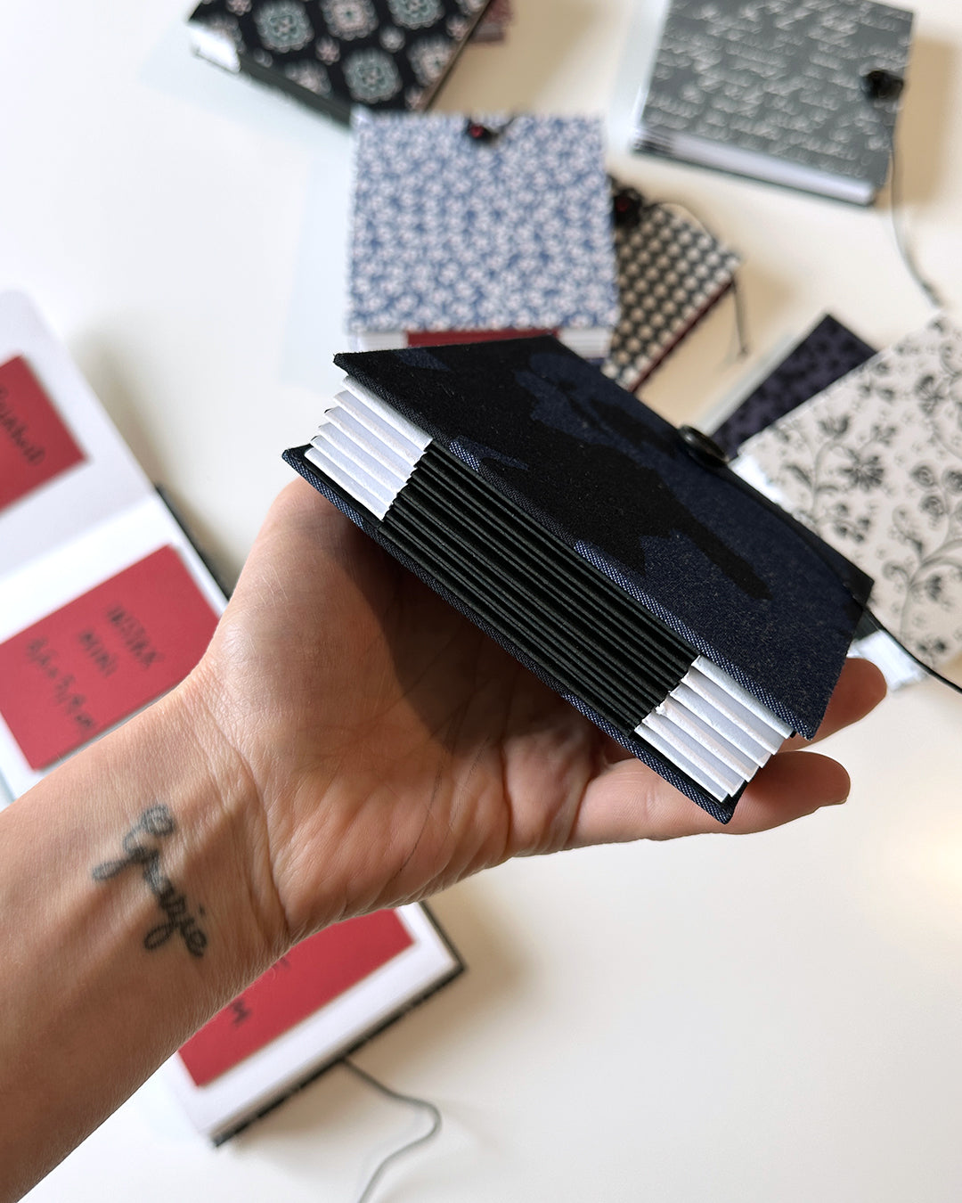 Album piccolo per foto Instax e Polaroid | formato quadrato con pagine sfilabili a due ante | copertina rigida in tessuto jeans a macchie nere