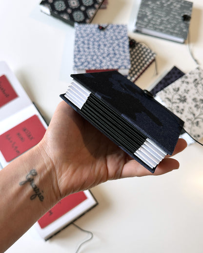 Album piccolo per foto Instax e Polaroid | formato quadrato con pagine sfilabili a due ante | copertina rigida in tessuto jeans a macchie nere