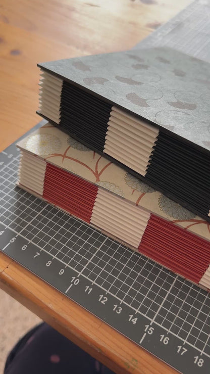 Album medio fotografia o guestbook | formato verticale con pagine crema sfilabili | copertina in carta di lokta con fiori argento e arancione