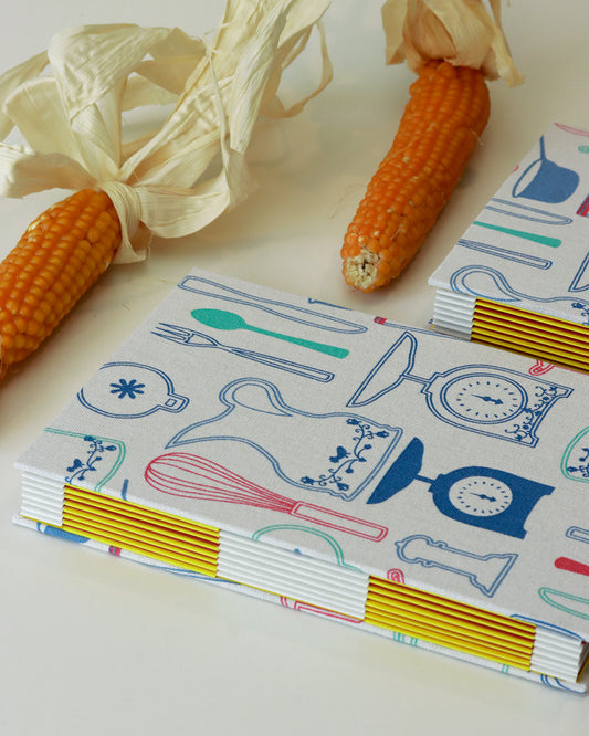 Ricettario A5 con carta di mais 🌽 | Stoviglie blu su bianco