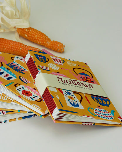 Ricettario A5 con carta di mais 🌽 | Stoviglie fiorate su giallo ocra