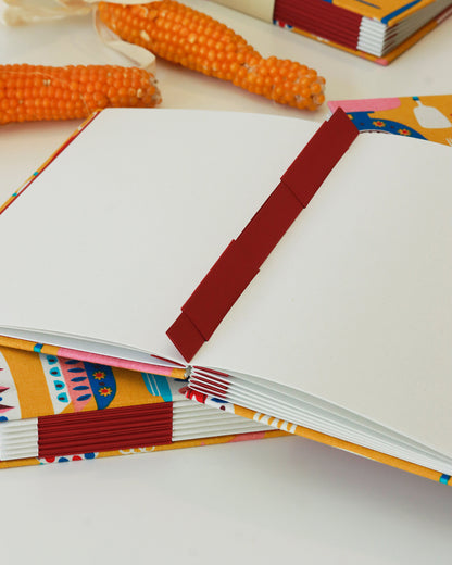 Ricettario A5 con carta di mais 🌽 | Stoviglie fiorate su giallo ocra