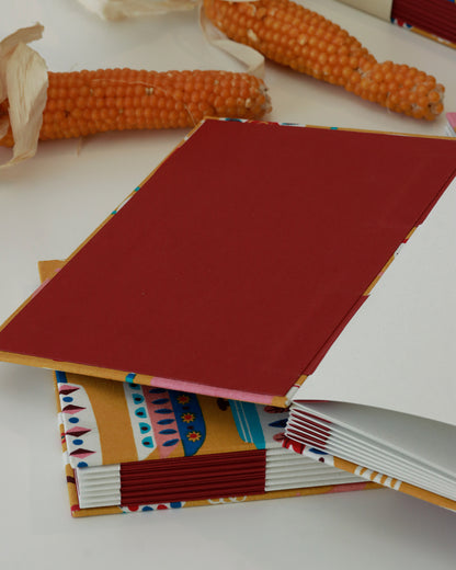 Ricettario A5 con carta di mais 🌽 | Stoviglie fiorate su giallo ocra